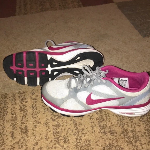 Size 7.5 Nike running shoes - Picture 2 of 3